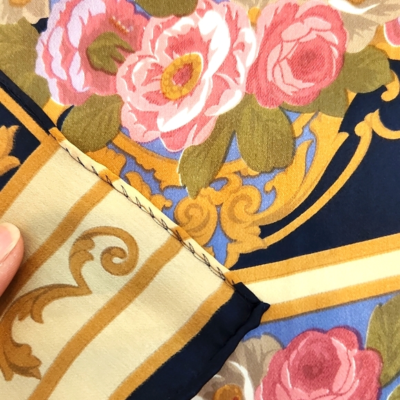 💥 HP 💥 Silk Floral  Rectangular Scarf  about 11 x 52" - Picture 5 of 7